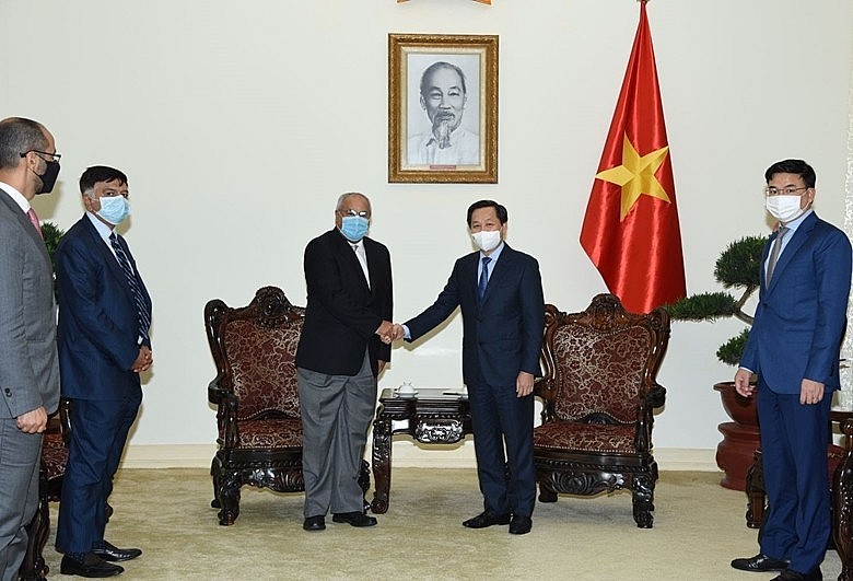 Deputy Prime Minister Le Minh Khai receives Kuwaiti Oil Minister Mohammad Abdullateef M A Alfaresv. Photo: Deputy Prime Minister Le Minh Khai receives Kuwaiti Oil Minister Mohammad Abdullateef M A Alfaresv. Photo: