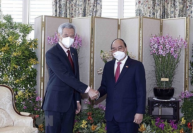 President Nguyen Xuan Phuc (R) meets with Singaporean Prime Minister Lee Hsien Loong in the city state on February 25. Photo: VNA President Nguyen Xuan Phuc (R) meets with Singaporean Prime Minister Lee Hsien Loong in the city state on February 25. Photo: VNA
