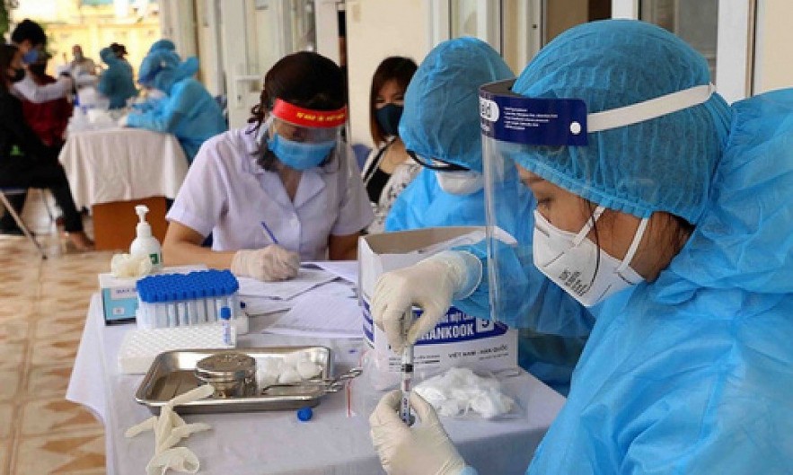 healthcare workers take COVID-19 testing samples. (Photo: Ministry of Health healthcare workers take COVID-19 testing samples. (Photo: Ministry of Health