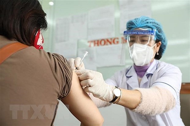 A health workers gives a COVID-19 vaccine shot to a resident of Le Dai Hanh ward in Hanoi's Hai Ba Trung district. Photo: VNA A health workers gives a COVID-19 vaccine shot to a resident of Le Dai Hanh ward in Hanoi's Hai Ba Trung district. Photo: VNA