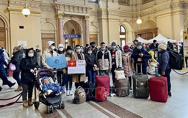 Vietnamese Embassy and community in Hungary welcome and support Vietnamese from Ukraine. Photo: VNA Vietnamese Embassy and community in Hungary welcome and support Vietnamese from Ukraine. Photo: VNA