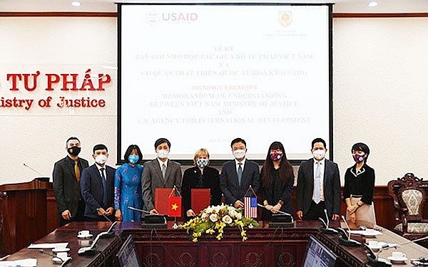 USAID Vietnam’s Mission Director Ann Marie Yastishock (5th from right) and Deputy Minister of Justice Nguyen Khanh Ngoc (4th from right) sign the MoU, Hanoi, March 8, 2022. Photo: VNN USAID Vietnam’s Mission Director Ann Marie Yastishock (5th from right) and Deputy Minister of Justice Nguyen Khanh Ngoc (4th from right) sign the MoU, Hanoi, March 8, 2022. Photo: VNN