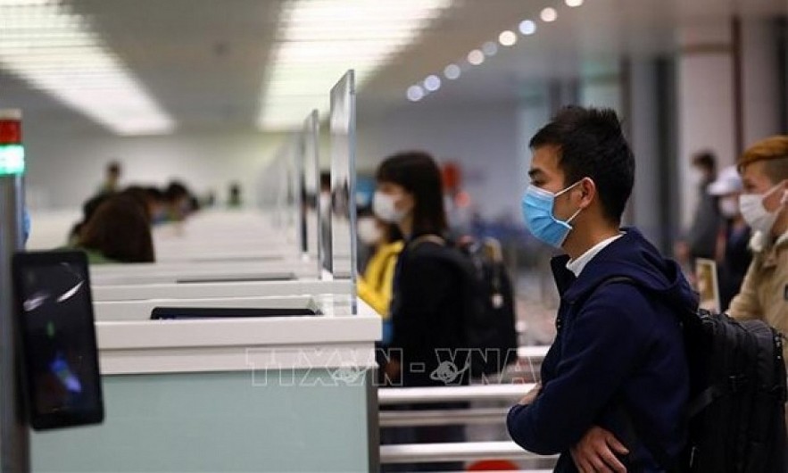 Air passengers wait to handle entry procedures at Noi Bai International Airport in Hanoi. Photo: VNA Air passengers wait to handle entry procedures at Noi Bai International Airport in Hanoi. Photo: VNA