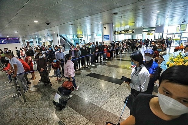 Vietnamese in Ukraine arrive in Hanoi after a long flight. Photo: VNA Vietnamese in Ukraine arrive in Hanoi after a long flight. Photo: VNA
