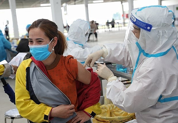 A female factory worker receives COVID-19 vaccine in Bac Giang. Photo: VNA A female factory worker receives COVID-19 vaccine in Bac Giang. Photo: VNA