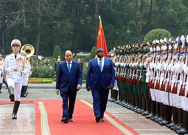 President Nguyen Xuan Phuc (left) welcomes Sierra Leonean President Julius Maada Bio in Hanoi. Photo: VNA President Nguyen Xuan Phuc (left) welcomes Sierra Leonean President Julius Maada Bio in Hanoi. Photo: VNA