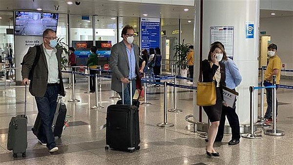 Foreigners at Noi Bai International Airport in Hanoi on March 15. (Photo: VNA) Foreigners at Noi Bai International Airport in Hanoi on March 15. (Photo: VNA)