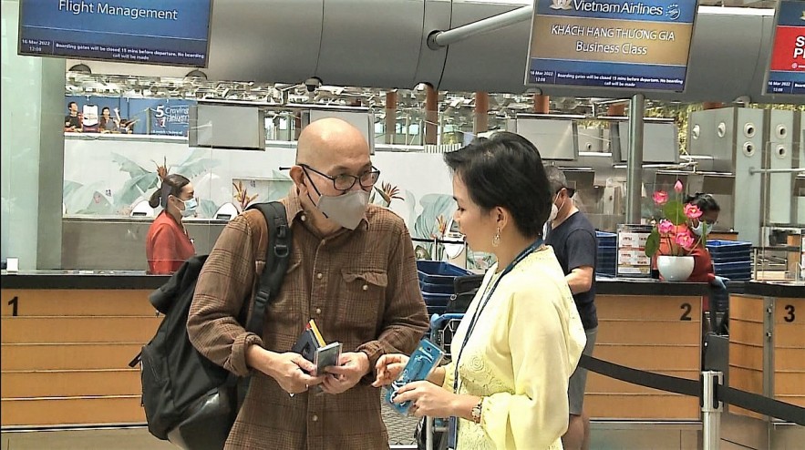First 20 International Tourists From Singapore Arrive in Vietnam First 20 International Tourists From Singapore Arrive in Vietnam