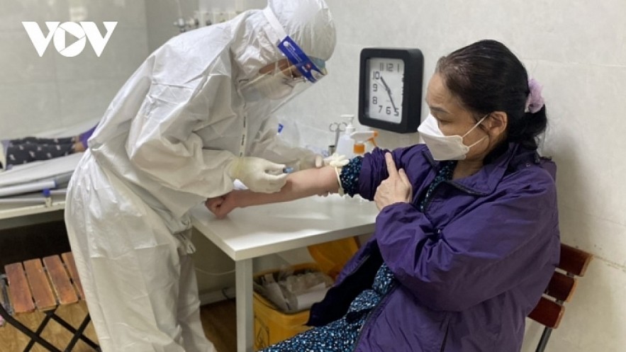 Vietnam aims to complete offering the second shot of COVID-19 vaccine to people aged 12 to 18 and the third shot to those aged over 18, by the end of the first quarter of this year. Photo: VOV Vietnam aims to complete offering the second shot of COVID-19 vaccine to people aged 12 to 18 and the third shot to those aged over 18, by the end of the first quarter of this year. Photo: VOV