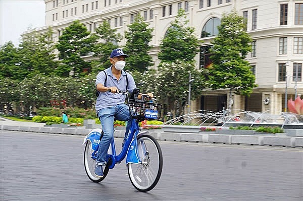 A local man uses the public bicycle service in HCM City. The government of Hanoi has approved a plan to offer a public bicycle-sharing service in five inner-city districts in the capital city. Photo: LDO A local man uses the public bicycle service in HCM City. The government of Hanoi has approved a plan to offer a public bicycle-sharing service in five inner-city districts in the capital city. Photo: LDO