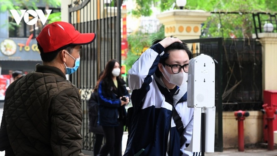 Students are required to use hand sanitizer dispenser before entering the class. Photo: VOV Students are required to use hand sanitizer dispenser before entering the class. Photo: VOV
