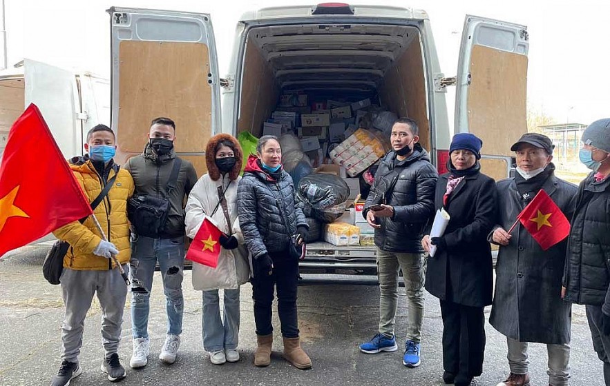 Young Vietnamese Volunteers for Compatriots in Eastern Europe Young Vietnamese Volunteer for Compatriots in Eastern Europe