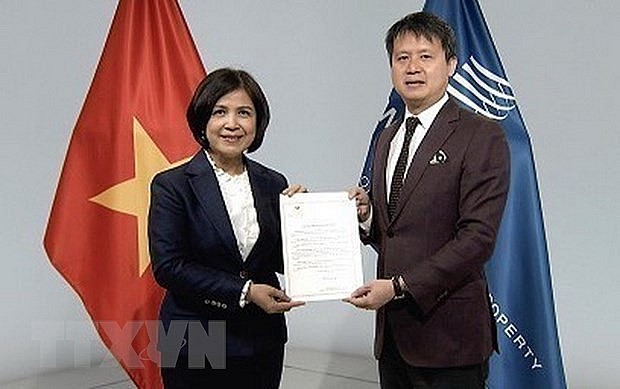 Ambassador Le Thi Tuyet Mai (L), Permanent Representative of Vietnam to the UN, WTO and other international organisations in Geneva presents Vietnam’s signed WPPT document to WIPO Director General Daren Tang. Photo: VNA Ambassador Le Thi Tuyet Mai (L), Permanent Representative of Vietnam to the UN, WTO and other international organisations in Geneva presents Vietnam’s signed WPPT document to WIPO Director General Daren Tang. Photo: VNA