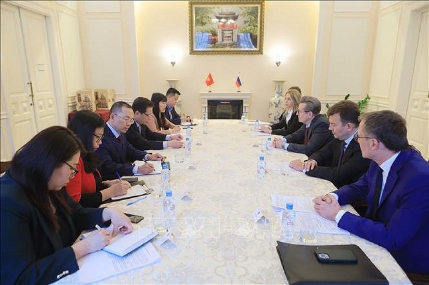 At the meeting between Vietnamese Ambassador to Russian Dang Minh Khoi and the Russian delegation led by Deputy Minister of Agriculture Sergei Levin. Photo:VNA At the meeting between Vietnamese Ambassador to Russian Dang Minh Khoi and the Russian delegation led by Deputy Minister of Agriculture Sergei Levin. Photo:VNA