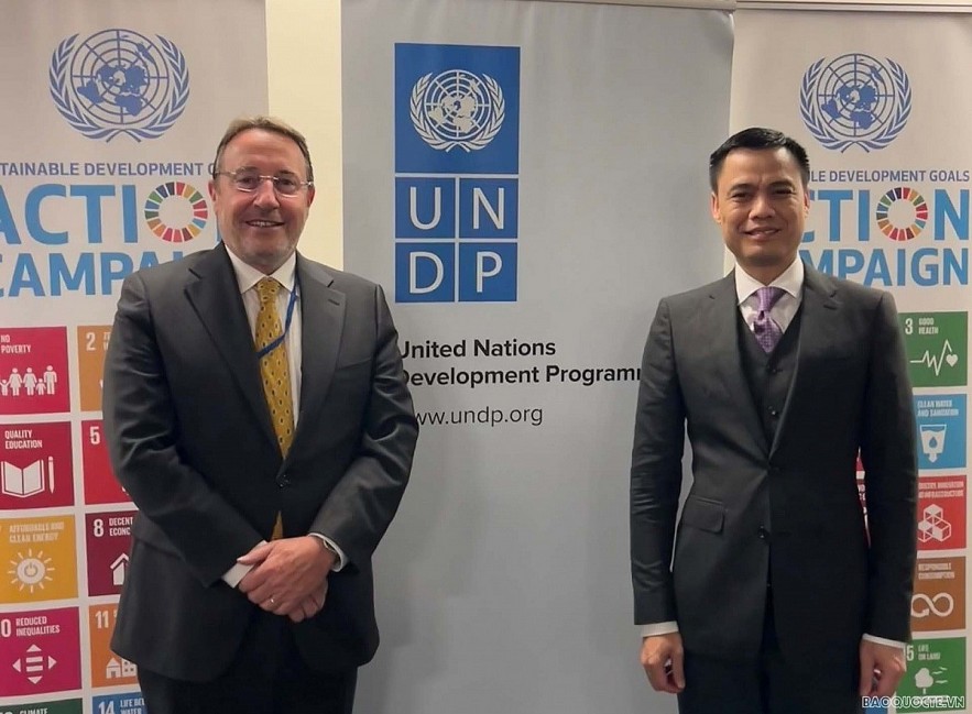Ambassador Dang Hoang Giang, permanent representative of Vietnam to the UN (R) and Achim Steiner, director-general of the UN Development Program. Photo:baoquocte.vn Ambassador Dang Hoang Giang, permanent representative of Vietnam to the UN (R) and Achim Steiner, director-general of the UN Development Program. Photo:baoquocte.vn