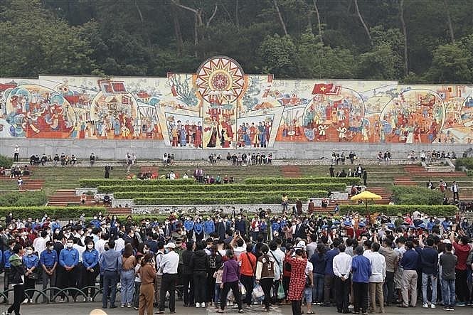 Vietnamese People Pay Tribute to Hung Kings Vietnamese People Pay Tribute to Hung Kings