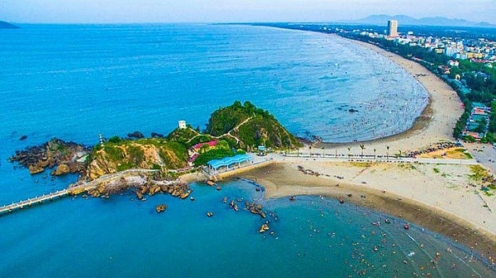 An aerial view of Cua Lo beach, an attractive tourist destination in Nghe An Province. Photo: hanoimoi.com.vn An aerial view of Cua Lo beach, an attractive tourist destination in Nghe An Province. Photo: hanoimoi.com.vn