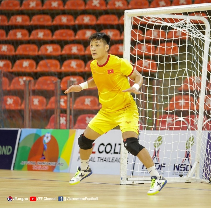 Goalkeeper Ho Van Y becomes the hero in the Vietnam vs Myanmar match as he has blocked two shots in the penalty shootout, securing Vietnam's 4-1 victory and winning a ticket to the 2022 AFC Asian Futsal Cup. Photo: VOV Goalkeeper Ho Van Y becomes the hero in the Vietnam vs Myanmar match as he has blocked two shots in the penalty shootout, securing Vietnam's 4-1 victory and winning a ticket to the 2022 AFC Asian Futsal Cup. Photo: VOV