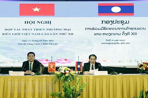 Vietnamese Minister of Industry and Trade Nguyen Hong Dien (L) and his Lao counterpart Khampheng Xaysompheng co-chair the conference. Photo: VNA Vietnamese Minister of Industry and Trade Nguyen Hong Dien (L) and his Lao counterpart Khampheng Xaysompheng co-chair the conference. Photo: VNA