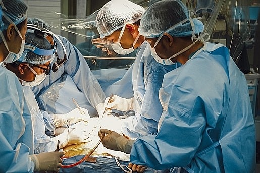 Doctors performing the liver transplant surgery on the nine-month-old boy. (Photo courtesy of Vietnam National Children’s Hospital Doctors performing the liver transplant surgery on the nine-month-old boy. (Photo courtesy of Vietnam National Children’s Hospital