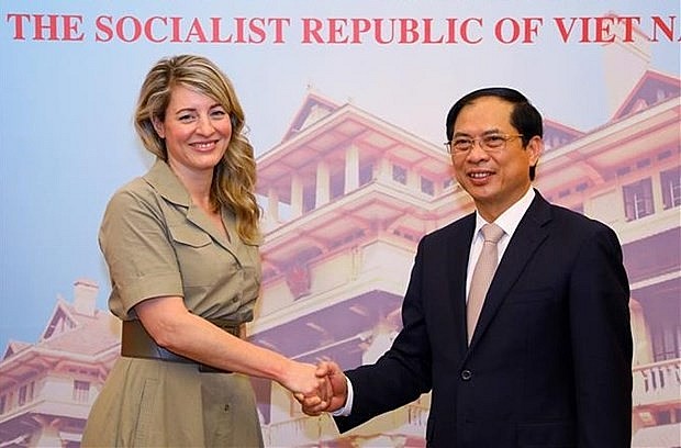 Foreign Minister Bui Thanh Son (R) and his Canadian counterpart Mélanie Joly meet in Hanoi on April 13. Photo: VNA Foreign Minister Bui Thanh Son (R) and his Canadian counterpart Mélanie Joly meet in Hanoi on April 13. Photo: VNA