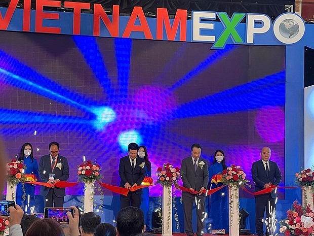 Minister of Industry and Trade Nguyen Hong Dien cuts the ribbon to launch Vietnam Expo 2022 on April 13. Photo: VNA Minister of Industry and Trade Nguyen Hong Dien cuts the ribbon to launch Vietnam Expo 2022 on April 13. Photo: VNA