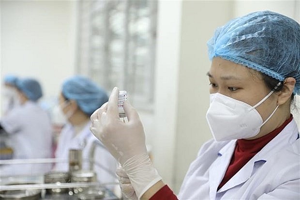 A nurse prepares to inject a COVID-19 vaccine jab. Photo: VNA A nurse prepares to inject a COVID-19 vaccine jab. Photo: VNA