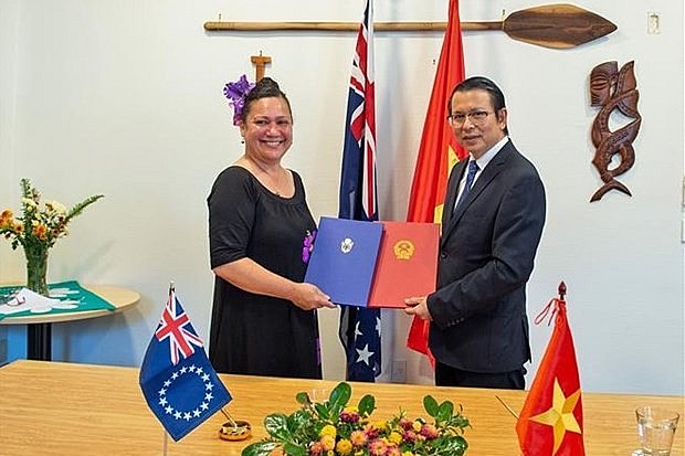 Vietnamese Ambassador to New Zealand Nguyen Van Trung (R) and Elizabeth Wright-Koteka, Cook Islands High Commissioner to New Zealand. Photo: VNA Vietnamese Ambassador to New Zealand Nguyen Van Trung (R) and Elizabeth Wright-Koteka, Cook Islands High Commissioner to New Zealand. Photo: VNA