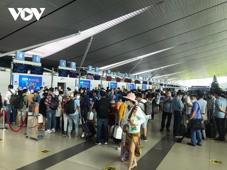 Noi Bai Airport sees record passenger numbers ahead of national holidays. Photo: VOV Noi Bai Airport sees record passenger numbers ahead of national holidays. Photo: VOV