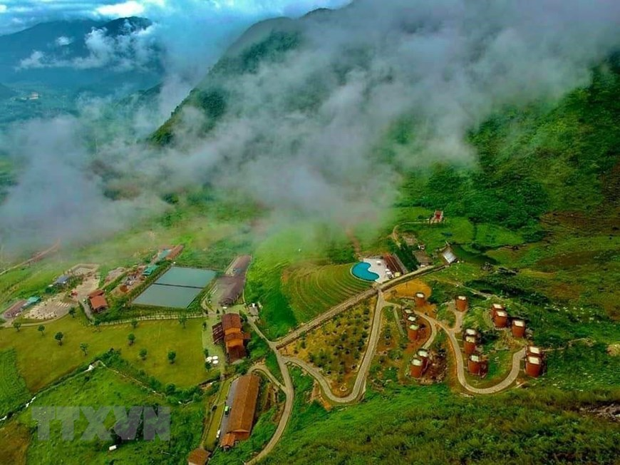 Resort’ sling-shaped houses of H'mong ethnic group set Vietnamese record, with video Resort’ sling-shaped houses of H'mong ethnic group set Vietnamese record, with video