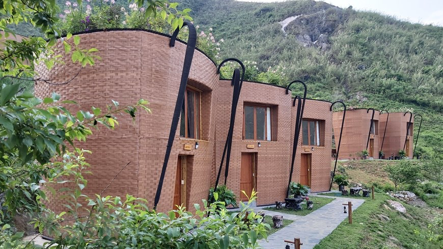 Resort’ sling-shaped houses of H'mong ethnic group set Vietnamese record, with video Resort’ sling-shaped houses of H'mong ethnic group set Vietnamese record, with video