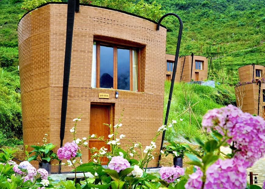 Resort’ sling-shaped houses of H'mong ethnic group set Vietnamese record, with video Resort’ sling-shaped houses of H'mong ethnic group set Vietnamese record, with video