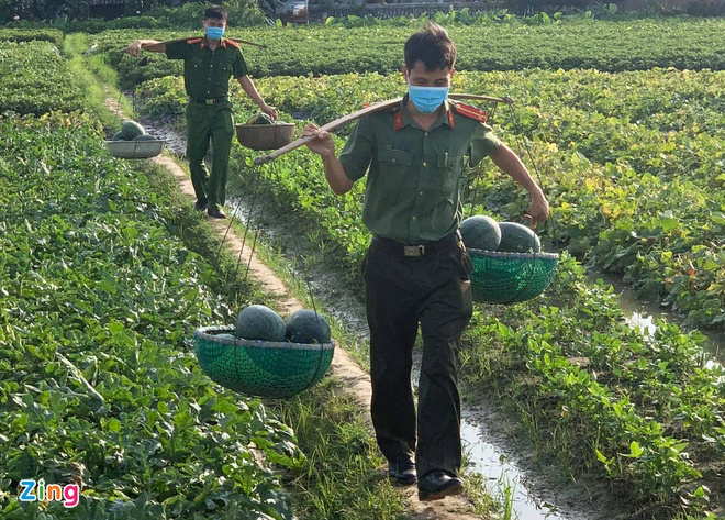 Police sell watermelons to help people in Bac Giang blockade areas Police sell watermelons to help people in Bac Giang blockade areas