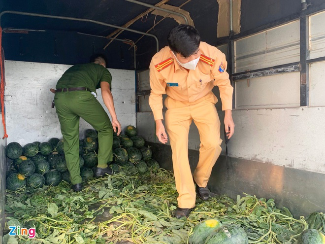 Police sell watermelons to help people in Bac Giang blockade areas Police sell watermelons to help people in Bac Giang blockade areas