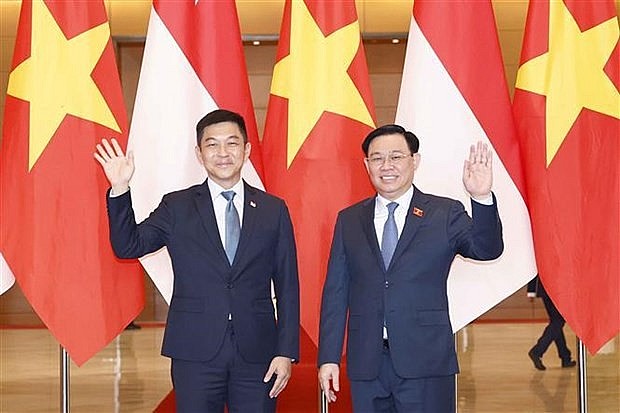 NA Chairman Vuong Dinh Hue (R) and Speaker of the Singaporean Parliament Tan Chuan-Jin in Hanoi on May 18. Photo: VNA NA Chairman Vuong Dinh Hue (R) and Speaker of the Singaporean Parliament Tan Chuan-Jin in Hanoi on May 18. Photo: VNA