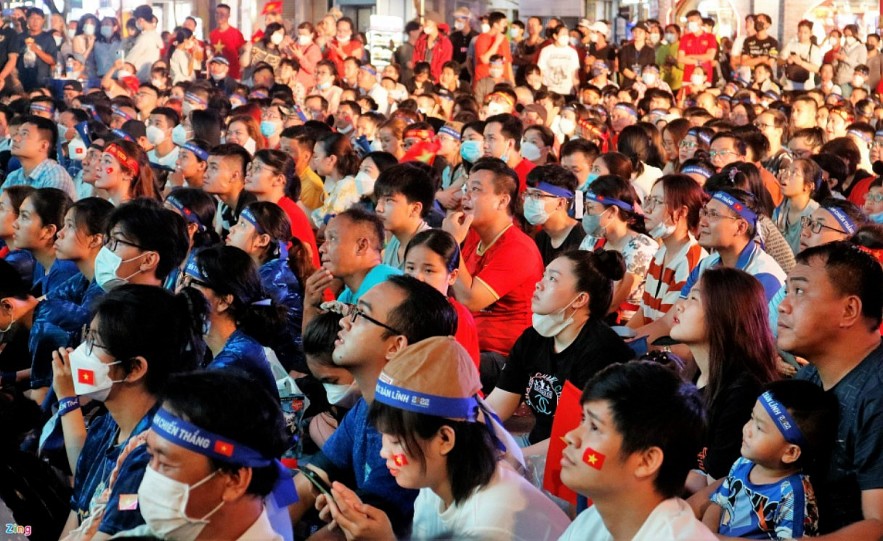 Expats in HCMC Impressed by Love of Football of Vietnamese Fans Expats in HCMC Impressed by Patriotic Vietnamese Fans