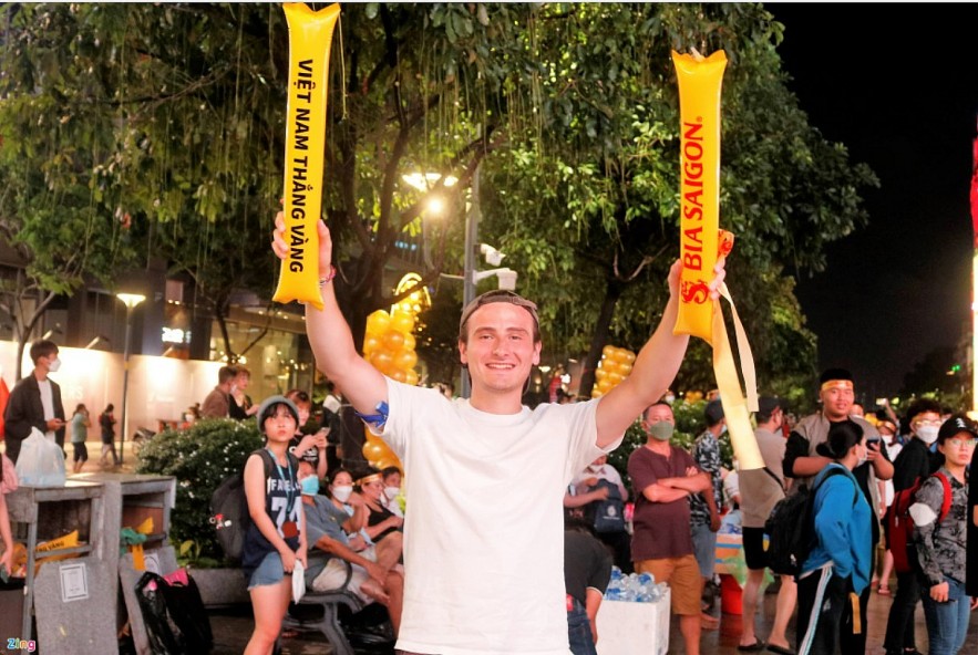 Expats in HCMC Impressed by Love of Football of Vietnamese Fans Expats in HCMC Impressed by Patriotic Vietnamese Fans