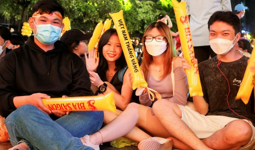 Expats in HCMC Impressed by Love of Football of Vietnamese Fans Expats in HCMC Impressed by Patriotic Vietnamese Fans