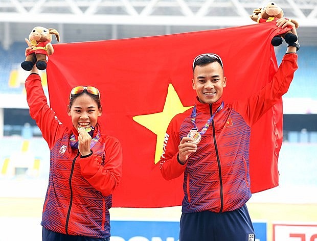 Nguyen Thi Thanh Phuc, gold medallist in the women's 20km walk and her brother Nguyen Thanh Ngung, bronze medallist in the men's 20km walk, pose for a photo. Photo: VNA Nguyen Thi Thanh Phuc, gold medallist in the women's 20km walk and her brother Nguyen Thanh Ngung, bronze medallist in the men's 20km walk, pose for a photo. Photo: VNA