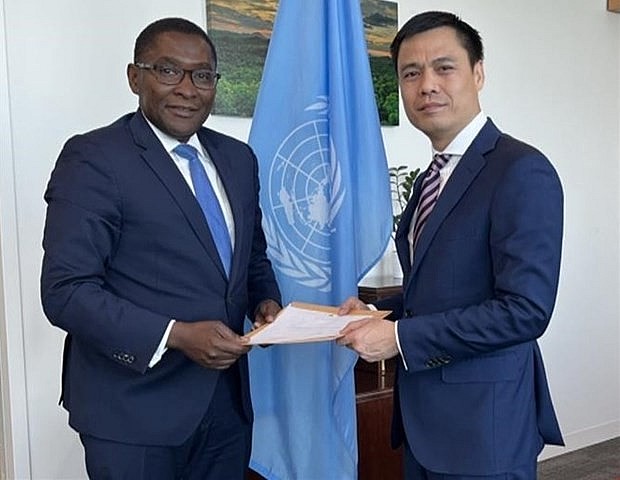 Special Adviser to the UN Secretary General on Climate Action Selwin Hart handed over the letter to Ambassador Dang Hoang Giang. Photo: VNA Special Adviser to the UN Secretary General on Climate Action Selwin Hart handed over the letter to Ambassador Dang Hoang Giang. Photo: VNA
