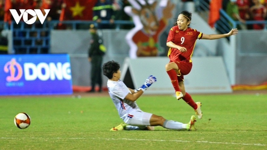 Captain Huynh Nhu of Vietnam correctly finish the ball to bring the victory to the women's football team. Photo: VOV Captain Huynh Nhu of Vietnam correctly finish the ball to bring the victory to the women's football team. Photo: VOV