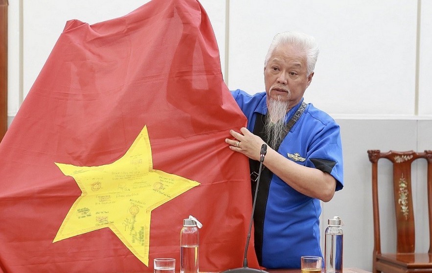 Overseas Vietnamese and Love for Truong Sa (Spratly) Overseas Vietnamese Show Love for Truong Sa (Spratly)