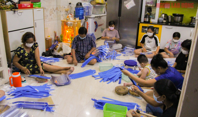 Crafty Vietnamese make products for the Covid age - video Crafty Vietnamese make products for the Covid age - video