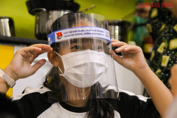 Crafty Vietnamese make products for the Covid age - video Crafty Vietnamese make products for the Covid age - video