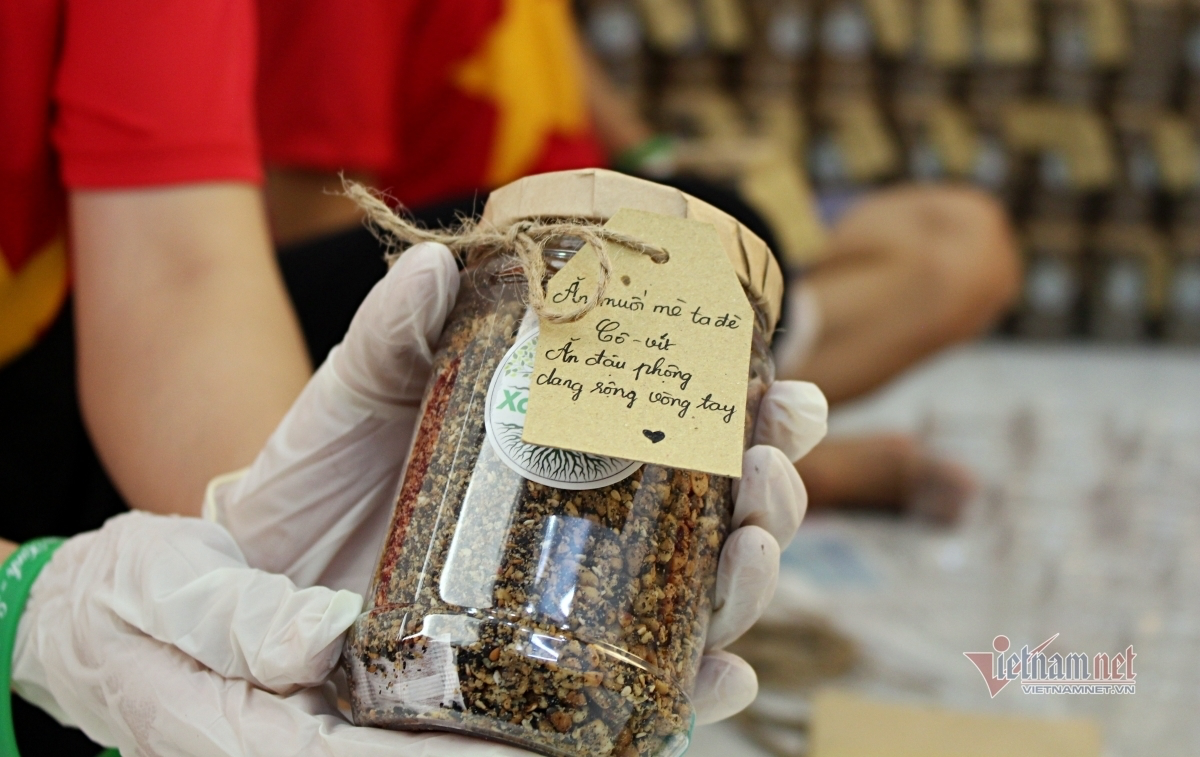 Crafty Vietnamese make products for the Covid age - video Crafty Vietnamese make products for the Covid age - video
