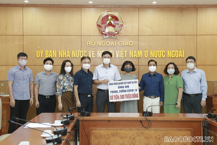 Deputy Minister and Chairman of the Committee Pham Quang Hieu (center) receives donations from the Vietnamese community in the Czech Republic to support the Covid-19 Vaccine Fund. Photo: WVR Deputy Minister and Chairman of the Committee Pham Quang Hieu (center) receives donations from the Vietnamese community in the Czech Republic to support the Covid-19 Vaccine Fund. Photo: WVR