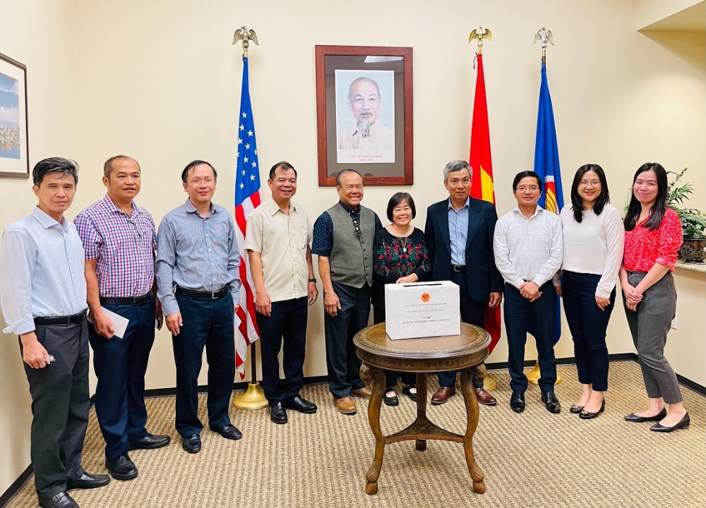 Overseas Vietnamese in Canada and Texas donate to Covid-19 vaccine fund Overseas Vietnamese in Canada and Texas donate to Covid-19 vaccine fund