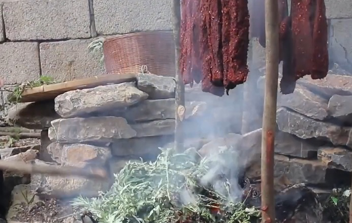 Use wormwood to create smoke and increase the taste of dried buffalo. Photo: traugacbep Use wormwood to create smoke and increase the taste of dried buffalo. Photo: traugacbep
