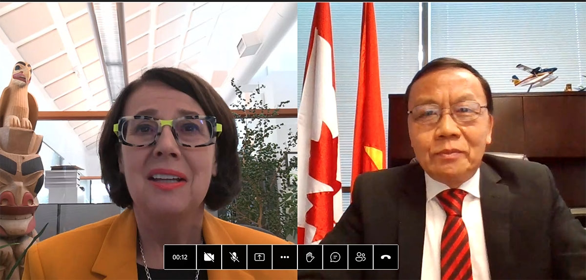 Janet Austin, Governor of British Columbia province received Mr. Nguyen Quang Trung, Consul General of Vietnam in Vancouver. Photoo: WVR Janet Austin, Governor of British Columbia province received Mr. Nguyen Quang Trung, Consul General of Vietnam in Vancouver. Photoo: WVR