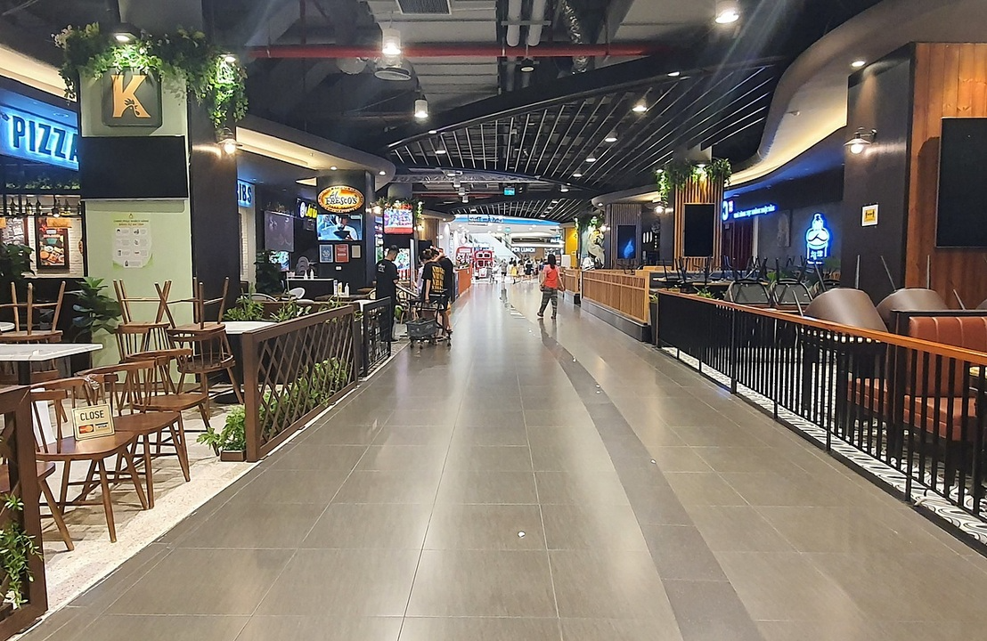 Closed restaurants inside a shopping mall in Ha Dong District, Hanoi, June 20. Photo: VnExpress Closed restaurants inside a shopping mall in Ha Dong District, Hanoi, June 20. Photo: VnExpress